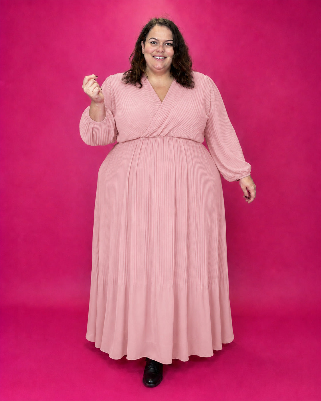 Robe longue cache-cœur plissée rose poudré grande taille portée