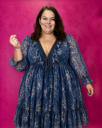 Robe léopard bleue grande taille portée, dentelle et laçage effet corset