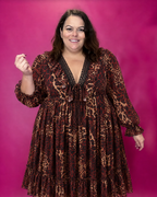 Robe léopard framboise grande taille portée, dentelle et laçage effet corset