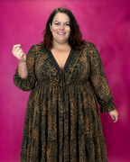 Robe léopard verte grande taille portée, dentelle et laçage effet corset