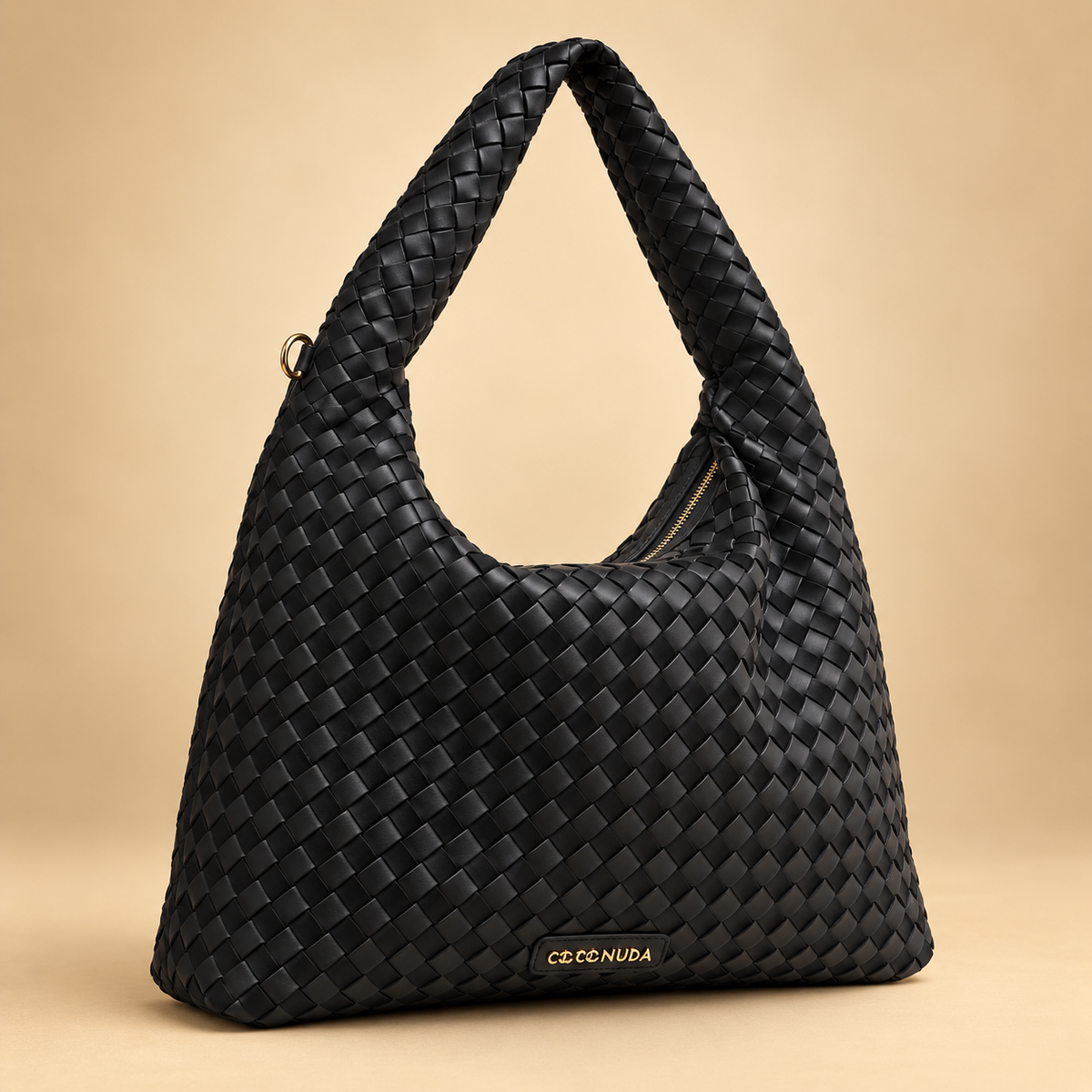 Sac hobo tressé noir sur fond beige doré