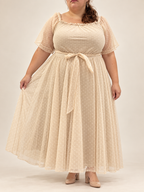 La Virevoltante beige détail encolure, mesh à pois et ceinture